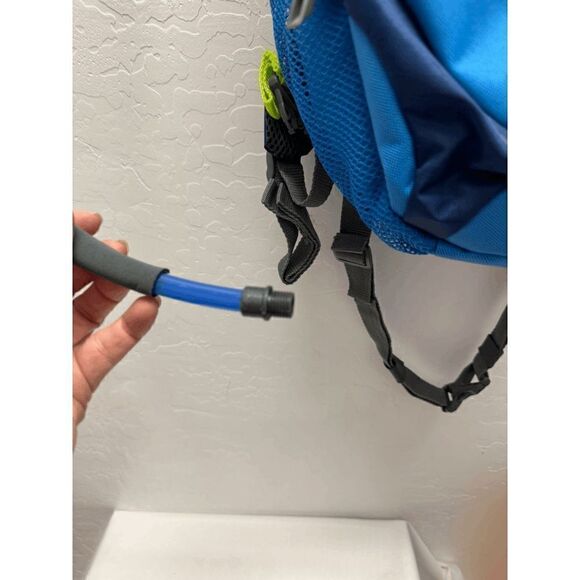 Ozark‎ Trail 13 Ltr Larimore Hydration Pack with 2-Liter Reservoir, Blue - Picture 4 of 7